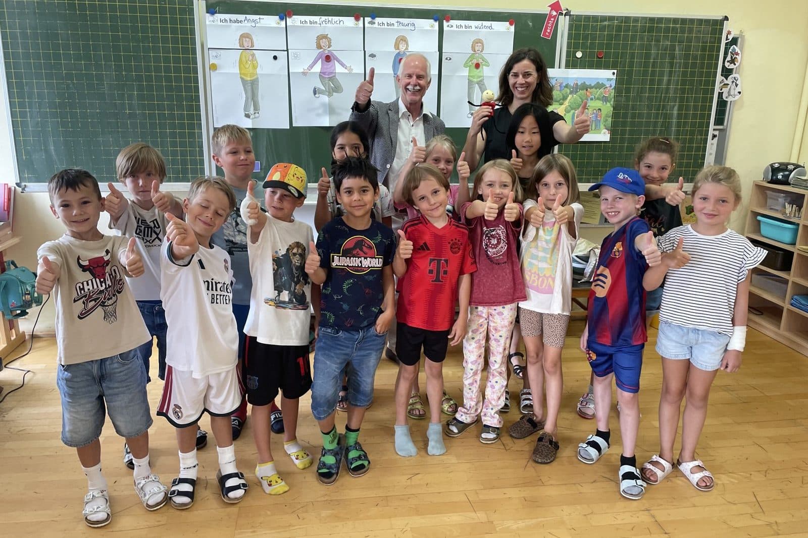 Die Kinder der 1. und 2. Klasse der Stethaimer-Schule jubeln gemeinsam mit Ullrich Dreistein vom Lions-Club und Anne Brennenstuhl, Gesundheitsförderin.