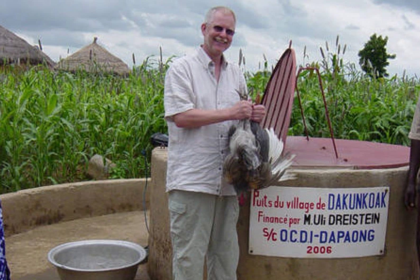 Lions-Mitglied Ulli Dreistein bei der Einweihung eines Brunnens in Togo