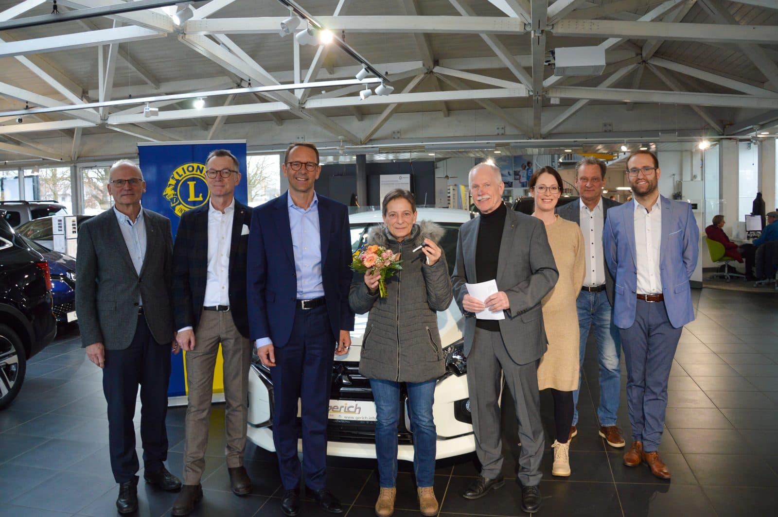 Die glückliche Gewinnerin Hildegard Bitomsky erhielt den Schlüssel ihres neuen Autos von (von links) Dr. Dieter Gilles, Wolfgang Lettl, Dr. Christian Hartel, …
