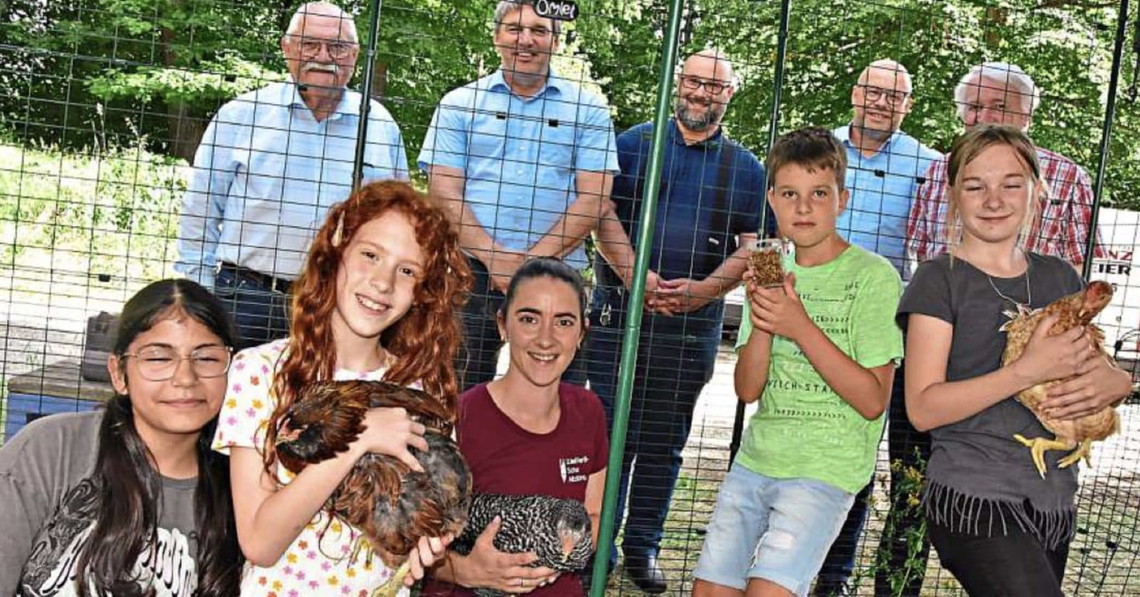 Die Schüler Lobana, Amia, Anna und Julian, sowie in der Mitte Fachlehrerin Katharina Hofer mit ihren Hühnern