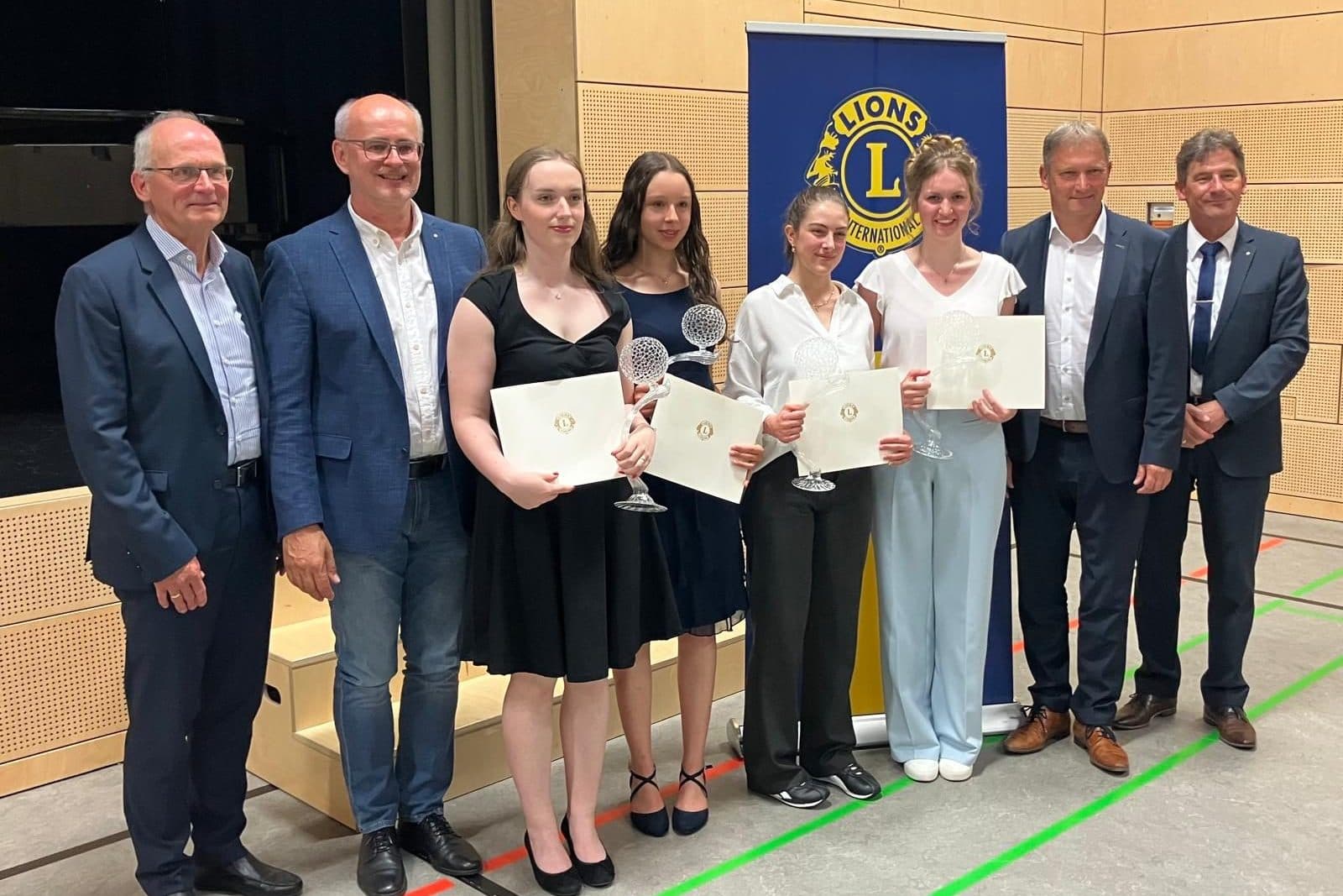 Mit Pokal, Urkunde und Preisgeld: Dr. Dieter Gilles, Helmut Radecker, Rudolf Schramm und Landrat Tobias Windhorst gratulierten am Festabend fünf jungen außergewöhnlich talentierten und zielstrebigen Abiturientinnen zu ihren W-Seminararbeiten.