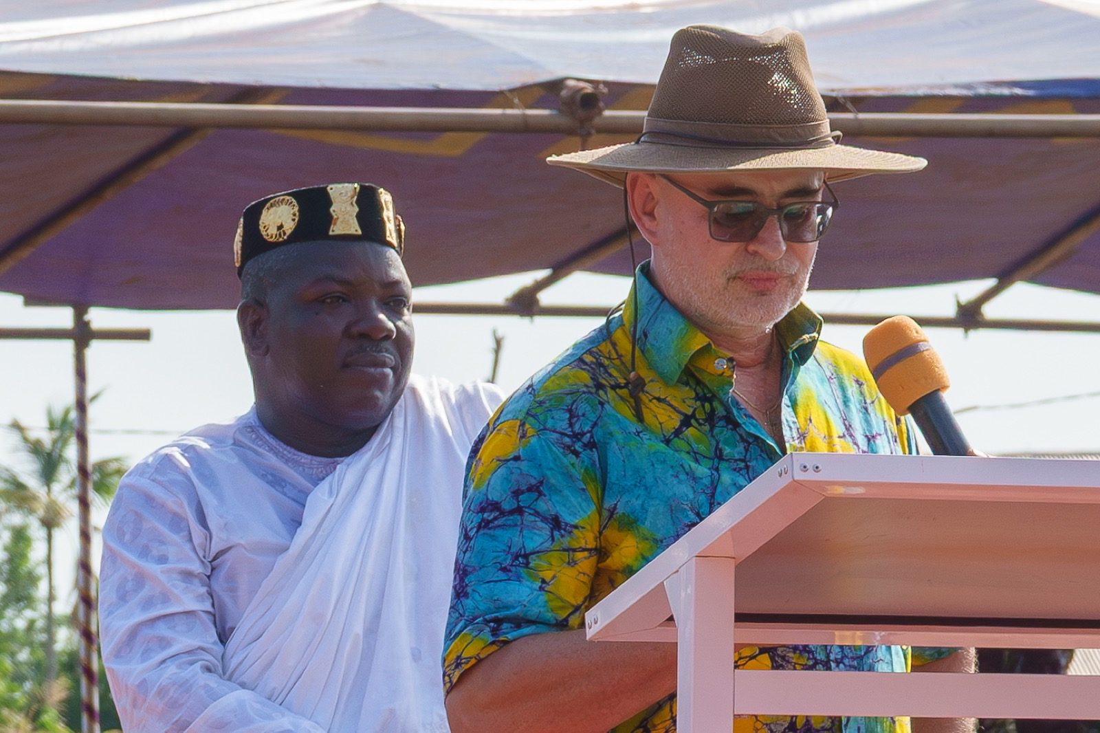 Ansprache bei der Einweihungsfeier in Togo: Redner am Pult, daneben ein Vertreter der Gemeinde