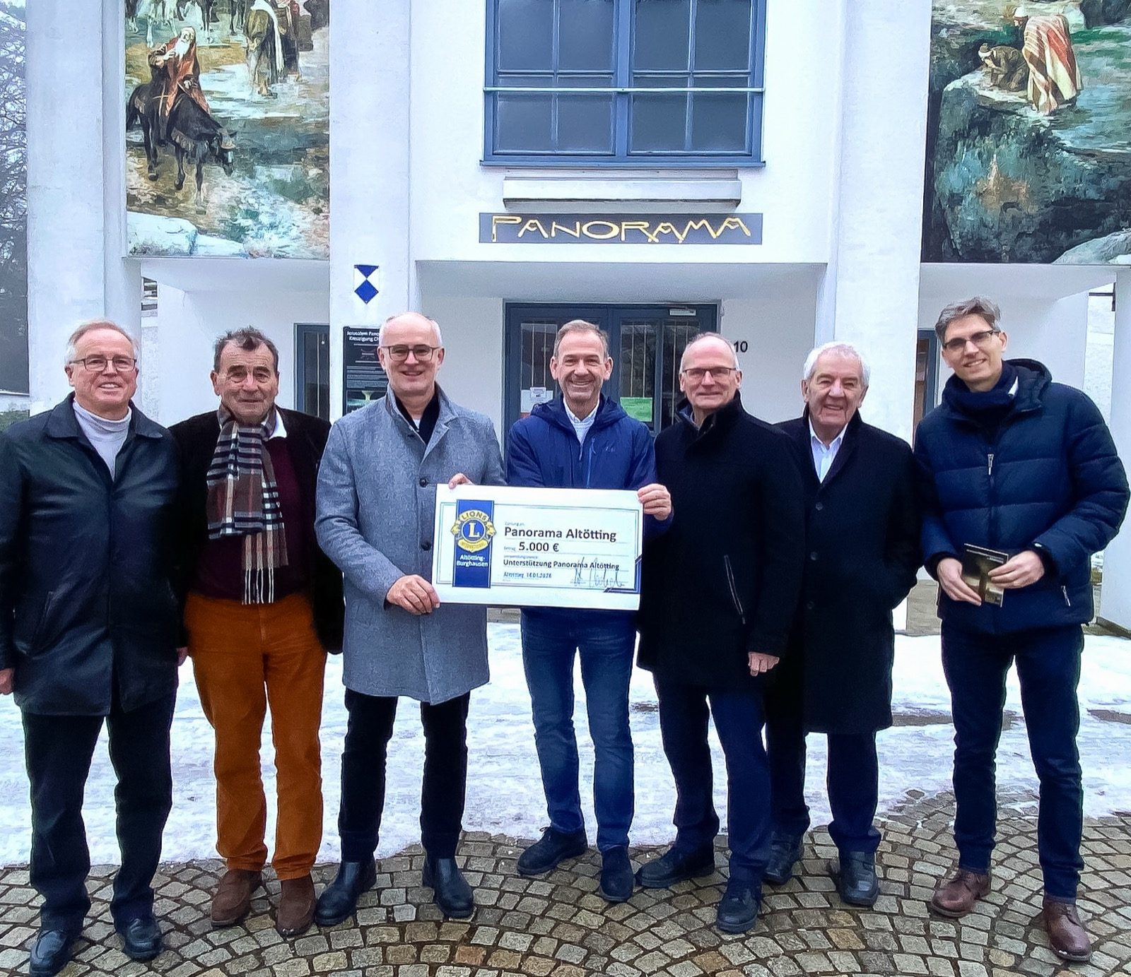 Bei der Spendenübergabe (von links): Bernhard Langhammer, Hans Steindl, Helmut Radecker, Bürgermeister Stephan Antwerpen, Dr. Dieter Gilles, Hubert Schlederer und Prof. Dr. Philipp Bäumer