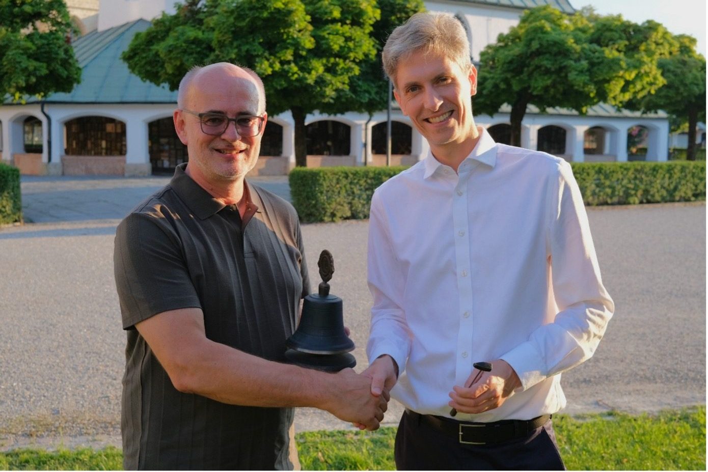 Past-Präsident Helmut Radecker übergibt Prof. Philipp Bäumer die Lions-Glocke.