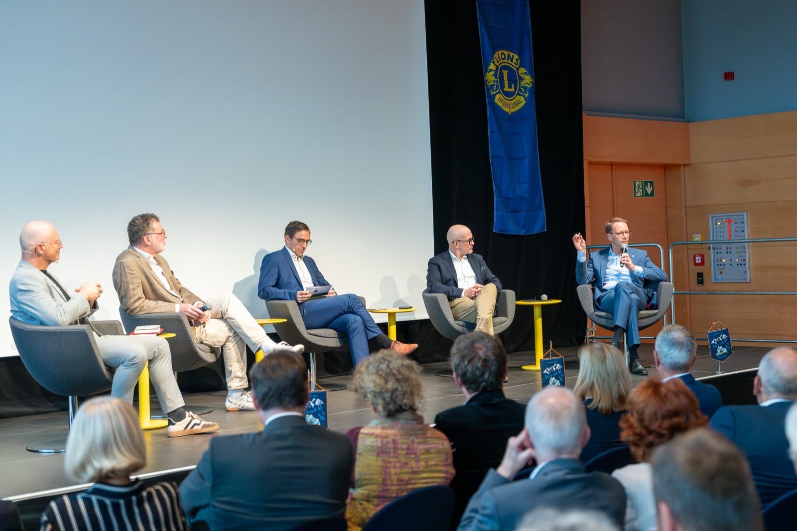 Auf dem Podium in Burghausen diskutierten (von links) Dr. Andreas Fath, Künstler Markus Heinsdorff, Moderator Dr. Peter Gigler, Prof. Dr. Jan Lüken und Dr. Christian Hartel