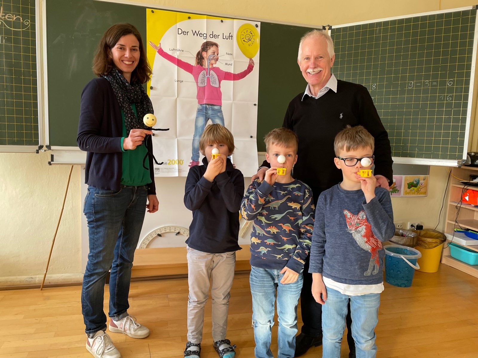 Mit Begeisterung probierten die Kinder (v.li. Julius Rassmann, Xaver und Josef Unterstaller) das von der Gesundheitsförderin Anne Brennenstuhl (li.) …