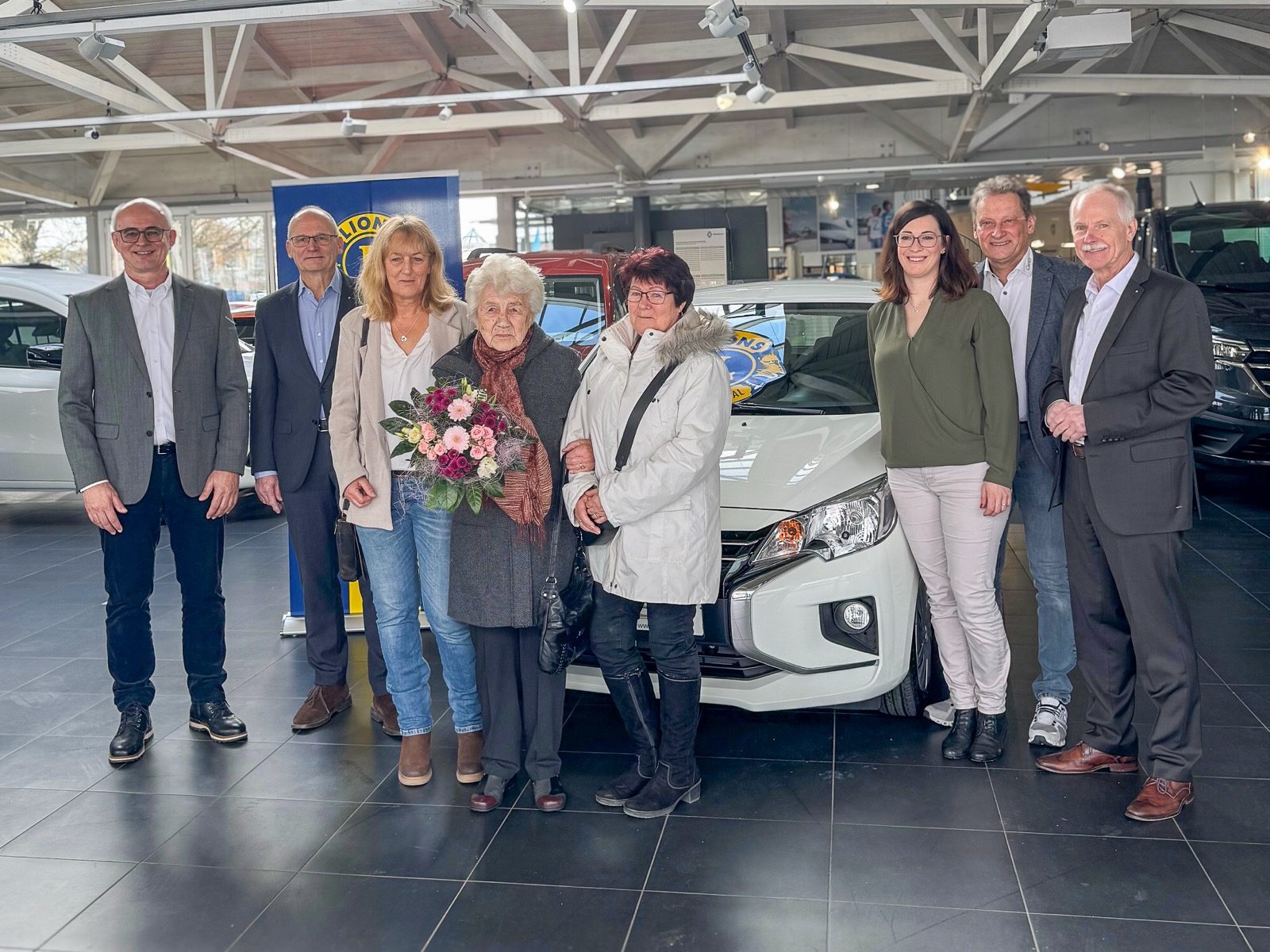 Den Mitsubishi Space-Star Selection gewann die 90-jährige Gertraud Unterhitzenberger (4.v.l) aus Haiming