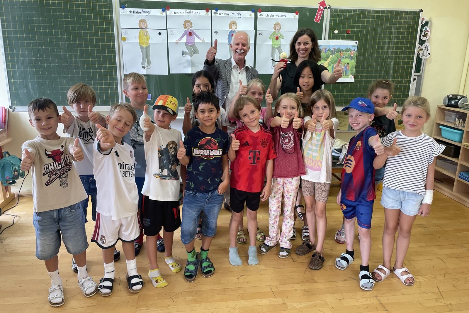 Die Kinder der 1. und 2. Klasse der Stethaimer-Schule jubeln gemeinsam mit Ullrich Dreistein vom Lions-Club und Anne Brennenstuhl, Gesundheitsförderin.