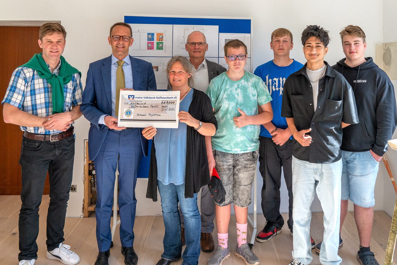 Johannes Schlederer, Projektleiter, Dr. Christian Hartel, Präsident Lions-Club Altötting-Burghausen, Judith Christoph, Leiterin Antoniushaus-Schule, Dr. Dieter Gilles, …
