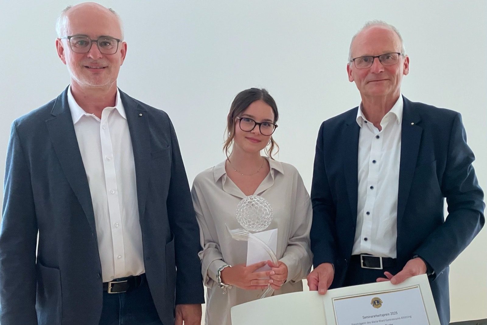 Sarah Mae Rieder nahm die Auszeichnung aus den Händen von Lion-Vizepräsident Helmut Radecker (links) und Dr. Dieter Gilles, Vorstand des Hilfswerks des Lions-Club Altötting-Burghausen entgegen