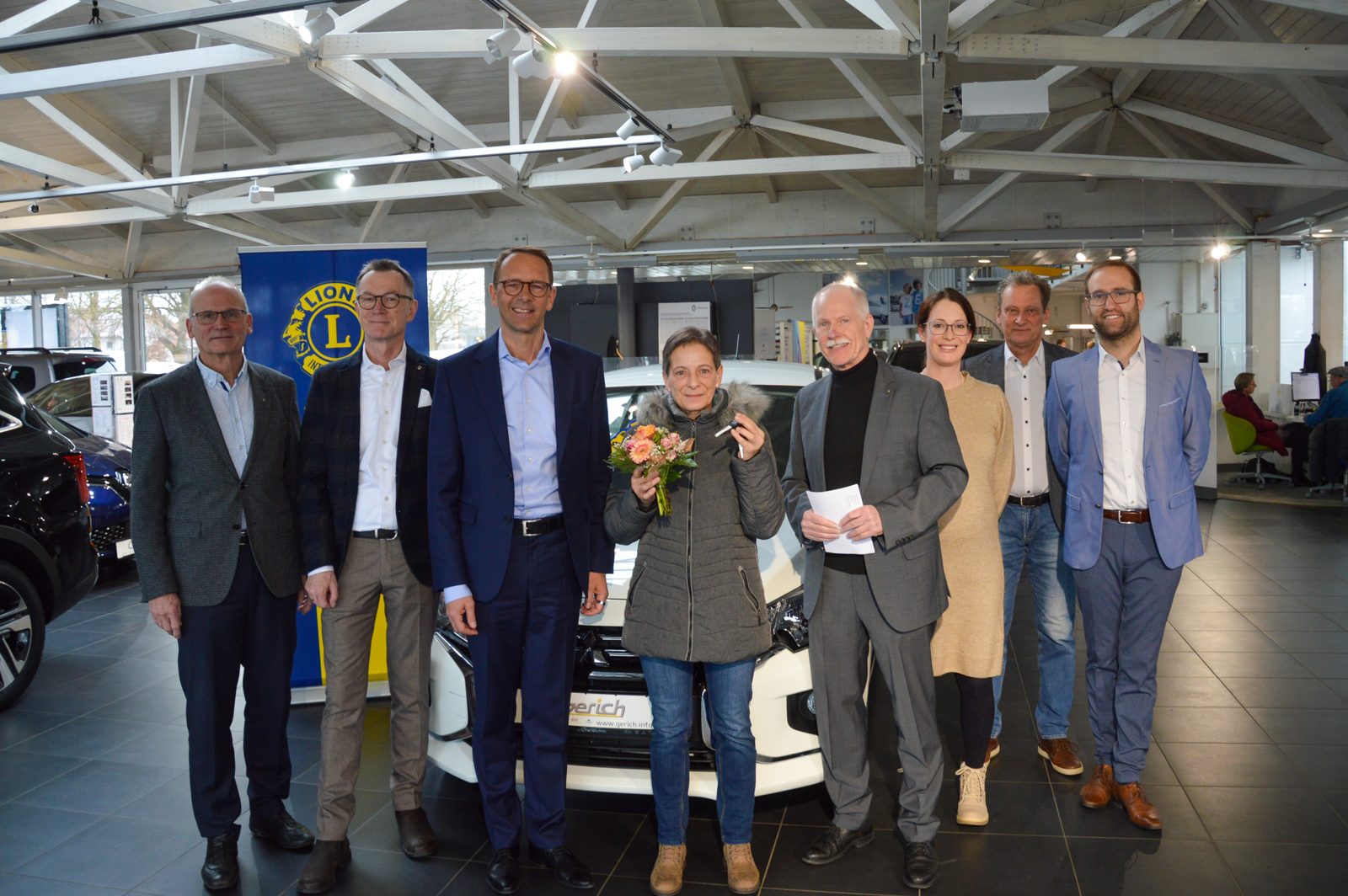 Die glückliche Gewinnerin Hildegard Bitomsky erhielt den Schlüssel ihres neuen Autos von (von links) Dr. Dieter Gilles, Wolfgang Lettl, Dr. Christian Hartel, …