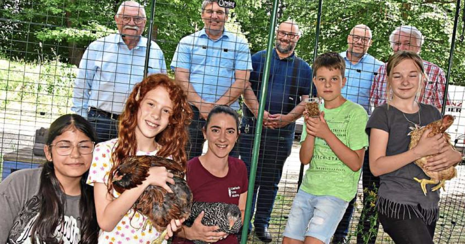 Die Schüler Lobana, Amia, Anna und Julian, sowie in der Mitte Fachlehrerin Katharina Hofer mit ihren Hühnern