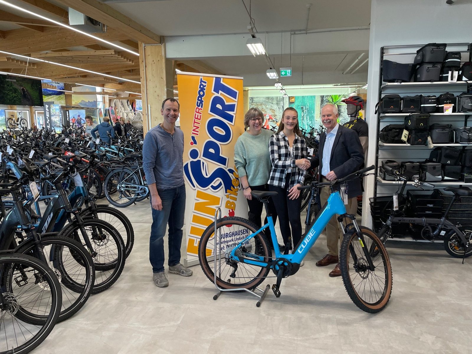 (v.l.) Hans Wimmer (FunSport Burghausen), Manuela Kastenhuber (Mutter der Gewinnerin), Franziska Kastenhuber, Ullrich Dreistein (Lions Club Altötting-Burghausen)