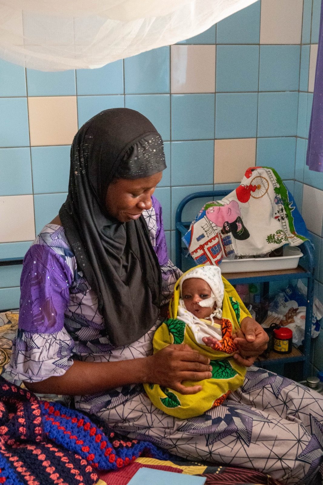Mutter mit Neugeborenem in der neuen Klinik in Togo
