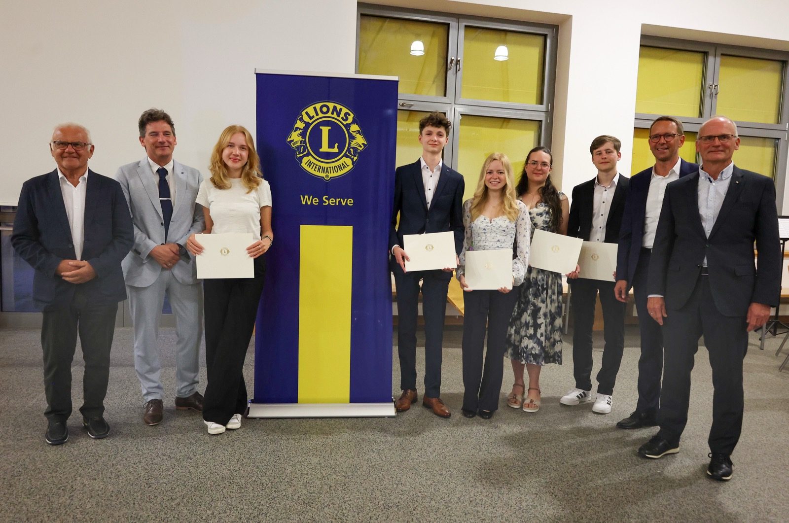Strahlende Gesichter bei der Preisverleihung: Landratsstellvertreter Hubert Gschwendtner, Organisator Rudolf Schramm, die Preisträgerinnen und Preisträger Nina Halmen, Alexander Jetz, Juliane Lanner, …