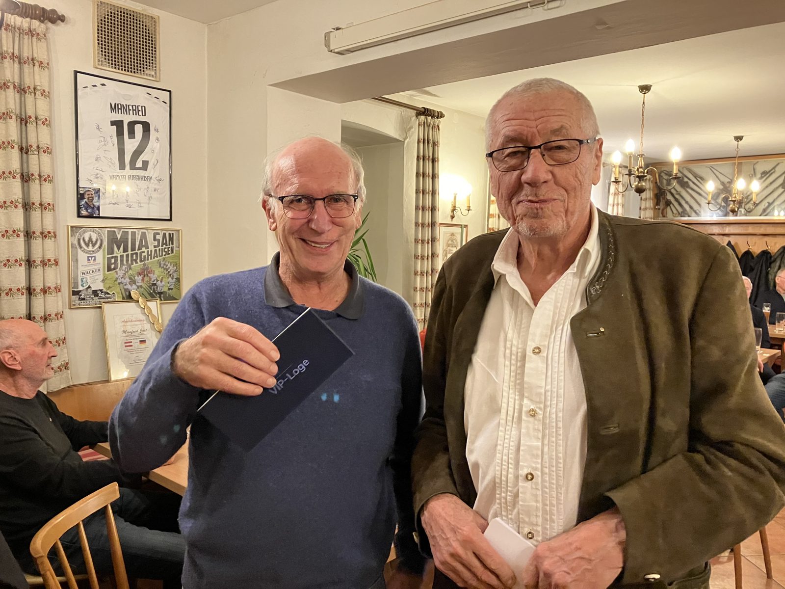 Turnierorganisator Dr. Reinhard Rupprecht (r.) gratulierte Heinrich Glöcklhofer